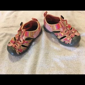 Toddler girls pink Keen sandals